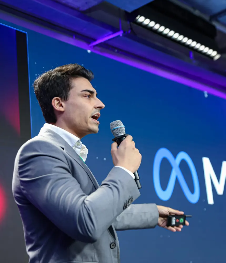Marcus Plaisant palestrando no palco da Meta